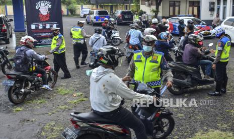 Sejumlah polisi memeriksa surat kendaraan bermotor pada operasi gabungan Kendaraan Tidak Melakukan Daftar Ulang (KTMDU) di halaman Kantor Samsat, Kabupaten Ciamis, Jawa Barat, Selasa (9/11/2021). Operasi pajak yang digelar Badan Pendapatan Daerah (Bapenda) Jabar itu untuk menertibkan pemilik kendaraan bermotor yang tidak taat membayar pajak. 