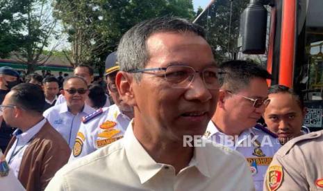 Penjabat (Pj) Gubernur DKI Heru Budi Hartono menjajal bus Transjakarta Terminal Kalideres sampai Bandara Soetta pada Rabu (5/7/2023).