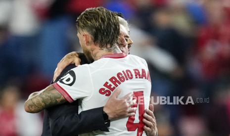 Pelatih Real Madrid Carlo Ancelotti memeluk kapten Sevilla Sergio Ramos. 