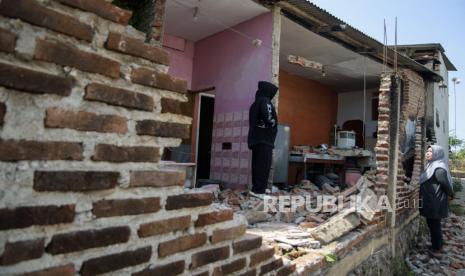 Warga memeriksa rumahnya yang rusak pascagempa bumi di Desa Cibeureum, Kertasari, Kabupaten Bandung, Jawa Barat, Rabu (18/9/2024). Menurut data sementara BPBD Provinsi Jawa Barat,  gempa berkekuatan Magnitudo 5,0 tersebut mengakibatkan 8 unit rumah, 2 fasilitas kesehatan, 1 sarana pendidikan, dan 1 tempat ibadah mengalami kerusakan. 