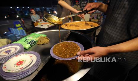  Seorang pria Pakistan menyiapkan makanan tradisional di sebuah restoran untuk santapan sahur (Shalat), selama bulan puasa Ramadhan, di Peshawar, Pakistan, Kamis (23/3/2023).