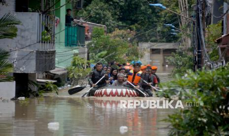 Petugas gabungan mengevakuasi korban banjir di Komplek Jaka Kencana (Depnaker), Bekasi Selatan, Jawa Barat, Selasa (4/3/2025). 