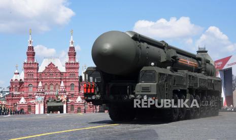 Peluncur rudal balistik antarbenua ikut serta dalam parade militer, di Moskow, Rusia, 24 Juni 2020. 