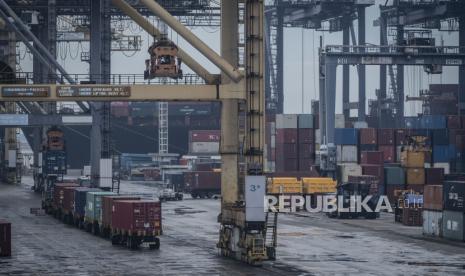 Suasana aktivitas bongkar muat peti kemas di Pelabuhan Tanjung Priok, Jakarta.  Transfer Pricing (TP) merupakan suatu kebijakan penetapan harga transfer yang digunakan dalam transaksi antara pihak-pihak yang memiliki hubungan istimewa. Pada umumnya TP dilakukan oleh perusahaan multinasional. 