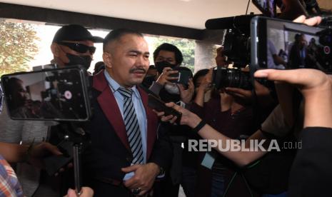 Pengacara Keluarga Brigadir Nofriansyah Yosua Hutabarat atau Brigadir J, Kamaruddin Simanjuntak (tengah) menjawab pertanyaan wartawan saat tiba di Gedung Bareskrim Mabes Polri, Jakarta Selatan, Jumat (26/8/2022). Kedatangan pengacara Keluarga Brigadir J tersebut untuk melaporkan Ferdy Sambo dan istrinya, Putri Candrawathi terkait laporan palsu dugaan pelecahan seksual yang dilayangkan kepada mendiang Brigadir Nofriansyah Yosua Hutabarat atau Brigadir J dengan pasal yang disangkakan adalah pasal 317 dan 318 jo pasal 55 dan 56 KUHP. 