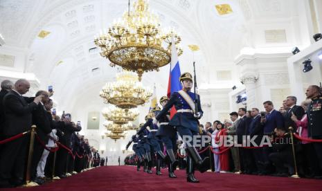 Tentara penjaga kehormatan menghadiri upacara pelantikan Vladimir Putin sebagai presiden Rusia di Istana Agung Kremlin di Moskow, Rusia, Selasa, (7/5/2024).