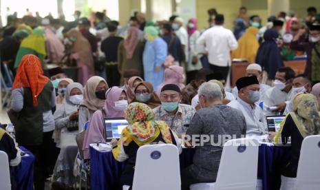 Calon jemaah haji Indonesia mendaftar saat tes swab Covid-19 (Ilustrasi). 