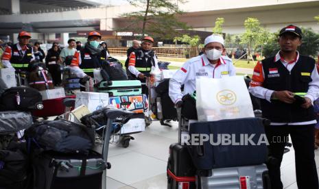 Petugas yang tergabung dalam Panitia Penyelenggara Ibadah Haji (PPIH) 1444 H atau tahun 2023 berjalan keluar terminal setibanya dari Kota Suci Mekkah di Terminal 3 Bandara Soekarno Hatta, Tangerang, Banten, Kamis (27/7/2023). Sebanyak 4.200 petugas dari 13 embarkasi mulai kembali ke Tanah air setelah bertugas melayani dan membantu jamaah haji Indonesia selama 60 sampai 70 hari di dua kota suci, Mekkah dan Madinah.  