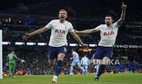 Pemain Tottenham Harry Kane, kiri, merayakan dengan pemain Tottenham Pierre-Emile Hojbjerg setelah mencetak gol kedua timnya selama pertandingan sepak bola Liga Premier Inggris antara Manchester City dan Tottenham Hotspur, di stadion Etihad di Manchester, Inggris, Ahad (20/2/2022).