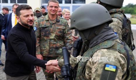  Presiden Ukraina Volodymyr Zelensky saat berkunjung ke tempat pelatihan militer untuk mempelajari pelatihan tentara Ukraina tentang sistem rudal pertahanan udara Patriot di Jerman, 11 Juni 2024. 