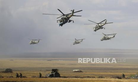  FILE - Helikopter militer terbang di atas tempat pelatihan selama latihan komando dan staf strategis Center-2019 di lapangan tembak Donguz dekat Orenburg, Rusia, 20 September 2019. Prajurit dari Rusia, Kazakhstan, Kirgistan, Tajikistan, Uzbekistan, India, Cina, dan Pakistan mengambil bagian dalam latihan, TASS News Agency melaporkan. Di tengah meningkatnya ketegangan di Ukraina, Presiden Vladimir Putin menuju ke Beijing dalam perjalanan yang dimaksudkan untuk membantu memperkuat hubungan Rusia dengan China dan mengoordinasikan kebijakan mereka di tengah tekanan Barat.