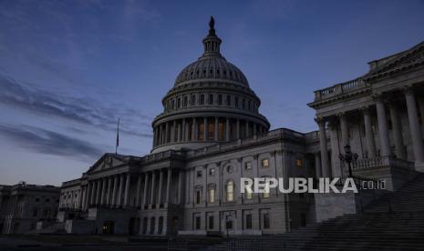  Kubah Capitol AS menjulang ke langit saat siang hari tiba di Washington, DC, AS, Kamis (14/1). Setidaknya 20.000 pasukan Garda Nasional akan dikerahkan di Washington untuk mengamankan upacara pelantikan Presiden Amerika Serikat (AS) terpilih Joe Biden pada 20 Januari mendatang dan untuk mencegah terjadinya kemungkinan kekerasan dan kerusuhan yang lebih besar.EPA-EFE/SAMUEL CORUM