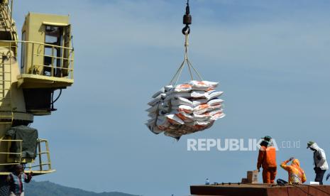 Pekerja membongkar beras impor asal Thailand dari kapal kargo berbendera Vietnam di Pelabuhan Malahayati, Krueng Raya, Kabupaten Aceh Besar, Aceh, Kamis (22/6/2023). 