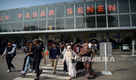 Sejumlah penumpang kereta api berjalan setibanya di Stasiun Pasar Senen, Jakarta, Kamis (27/4/2023). 