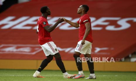 Pogba dan Martial merayakan golnya pada laga di Old Trafford, Manchester, Kamis (25/6) dini hari.