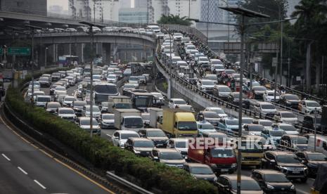 Sejumlah kendaraan terjebak kemacetan saat melintasi tol dalam kota dan Jalan Gatot Subroto di Jakarta, Selasa (21/5/2024). Pemerintah Provinsi DKI Jakarta berencana menerapkan kebijakan pembatasan usia dan kepemilikan kendaraan bermotor sebagai bagian dari upaya mengatasi polusi udara dan kemacetan di Jakarta.