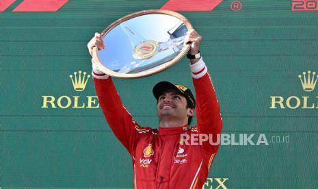 Pembalap Ferrari Carlos Sainz dari Spanyol melakukan selebrasi seusai memenangi Grand Prix Formula Satu Australia di Albert Park, di Melbourne, Ahad (24/3/2024). Carlos Sainz jr, sukses merebut kemenangan pertama musim ini dalam balapan Formula 1 GP Australia 2024 di Sirkuit Albert Park. Posisi kedua ditempati pembalap Ferarri Charles Leclerc dan pembalap McLaren F1 Team, Lando Norris, di posisi ketiga. Sementara Max Verstappen gagal menyelesaikan balapan setelah mobilnya mengalami kerusakan.