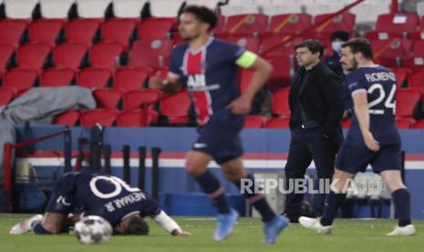 Pelatih kepala PSG Mauricio Pochettino selama pertandingan sepak bola leg pertama semifinal Liga Champions antara Paris Saint Germain dan Manchester City di stadion Parc des Princes, di Paris, Prancis, Kamis (29/4).