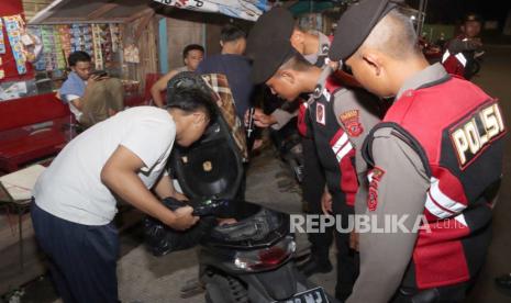 Jajaran Polresta Cirebon melaksanakan patroli KRYD di wilayah Kabupaten Cirebon, Jawa Barat, Sabtu (13/1/2024) malam. 