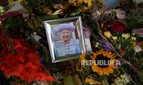 Bunga untuk Ratu Elizabeth II di Green Park di luar Istana Buckingham setelah pemakamannya di London, Inggris, 20 September 2022. Ratu Elizabeth II dikabarkan menderita kanker sumsum tulang menjelang kematiannya.