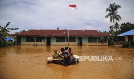 Sejumlah anak bermain menggunakan pelampung dari ban bekas saat banjir di Desa Lukulamo, Kabupaten Halmahera Tengah, Maluku Utara, Senin (22/7/2024). Banjir yang terjadi sejak Ahad (21/7) akibat hujan deras itu menyebabkan Sungai Kobe meluap sehingga sebanyak empat desa terendam yaitu Desa Lukulamo, Lelilef Woebulan, Woekob dan Desa Woejerana. 