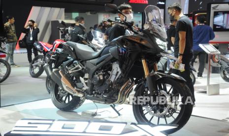 Motor Honda 500x diperlihatkan pada pameran sepeda motor Indonesia Motorcycle Show (IMOS) 2022 di Jakarta Convention Center, Senayan, Jakarta, Rabu (2/11/2022). 