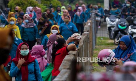 Sejumlah pekerja berjalan keluar dari salah satu pabrik di Karawang, Jawa Barat (ilustrasi). Banyak perusahaan relokasi, Apindo Jabar usulkan SE Gubernur.