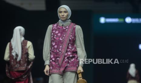 Model memperagakan busana saat opening ceremony Indonesia International Modest Fashion Festival (IN2MF) 2024 di Jakarta Convention Center (JCC), Jakarta, Rabu (30/10/2024).  Bank Indonesia bersama Kementerian Usaha Mikro Kecil & Menengah Republik Indonesia, dan Indonesian Fashion Chamber (IFC) menyelenggarakan acara tahunan IN2MF untuk mempromosikan dan memperkuat ekspansi produk modest fashion Indonesia ke pasar global. IN2MF 2024 ini diselenggarakan 30 Oktober–3 November 2024 di Jakarta Convention Center (JCC) dengan mengangkat Tema Elevating Sustainable Modest Fashion to The Global Stage. Rangkaian fashion show di IN2MF 2024 akan menampilkan lebih dari 1.500 koleksi. Lebih dari 200 desainer dan jenama asal Indonesia, anggota IKRA Indonesia, dan karya dari 10 desainer internasional berpartisipasi.