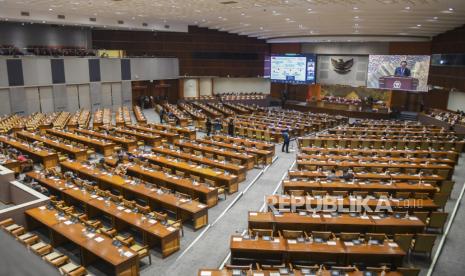 Suasana rapat paripurna ke-26 masa persidangan V tahun 2021-2022 di Kompleks Parlemen, Senayan, Jakarta, Kamis (30/6/2022). Dalam Rapat Paripurna tersebut mengesahkan RUU pembentukan Provinsi Papua Selatan, Provinsi Papua Tengah, dan Provinsi Papua Pegunungan menjadi Undang-Undang, penyampaian hasil pembahasan pembicaraan pendahuluan RAPBN tahun 2023 serta rencana kerja pemerintah, penyampaian keterangan pemerintah atas RUU tentang pertanggungjawaban pelaksanaan APBN 2021, mengesahkan calon Hakim Agung dan calon Hakim AdHoc Tipikor pada Mahkamah Agung terpilih, dan pengesahan lima RUU provinsi, serta mendengarkan pendapat fraksi-fraksi terhadap RUU usul inisiatif anggota DPR RI tentang Kesejahteraan Ibu dan Anak.