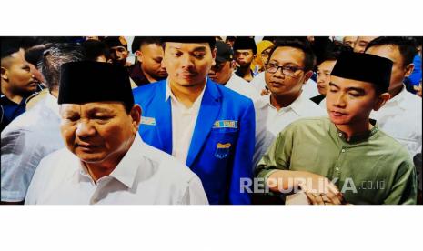 Gibran dampingi Prabowo meninggalkan lokasi Harlah PMII di Benteng Vastenburg, Jumat (23/6/2023). 