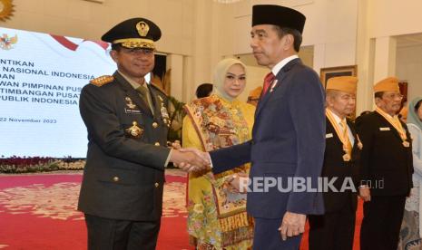 Presiden Joko Widodo memberikan ucapan selamat kepada Panglima TNI Agus Subiyanto seusai acara pelantikan di Istana Negara, Jakarta, Rabu (22/11/2023). Presiden Joko Widodo melantik Jenderal Agus Subiyanto sebagai Panglima TNI menggantikan Laksamana Yudo Margono yang akan memasuki masa purnatugas.