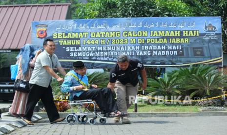 Setelah menunggu cukup lama, para calon jamaah haji termasuk jamaah haji lansia akhirnya diberangkatkan. Semangat mereka tampak saat proses pemberangkatan kloter pertama jamaah haji asal Kota Bandung, di Mapolda Jawa Barat, Jalan Soekarno Hatta, Senin (29/5/2023). Calon jamaah haji yang diberangkatkan sudah melalui proses pemeriksaan oleh Dinas Kesehatan (Dinkes) Kota Bandung untuk memastikan kondisi kesehatan mereka dalam kondisi baik. Meski demikian, Kemanag Kota Bandung sudah mempersiapkan sejumlah petugas khusus untuk mendampingi jamaah haji lansia saat akan berangkat ke embarkasi di Bekasi. Para jamaah haji lansia akan menjadi prioritas untuk didampingi. Tim Pertolongan Pertama Siaga Bantu jJmaah di Madinah dan Makkah