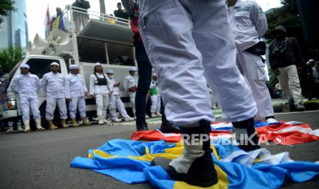 Umat muslim mengikuti aksi bela Al-Quran di Depan Kedubes Swedia, Kuningan ,Jakarta, Senin (30/1/2023). Mereka mengecam Politikus Swedia-Denmark Rasmus Paludan yang membakar Kitab Suci Al-Qur