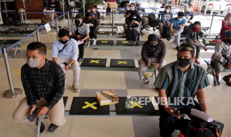 Sejumlah calon penumpang mengantre dengan menjaga jarak fisik saat pemeriksaan dokumen perjalanan di Bandara Sultan Hasanuddin, Maros, Sulawesi Selatan, Senin (1/6/2020). Korban percobaan bunuh diri di Bandara Hasanuddin kini dalam kondisi kritis di RSAU Dody Sarjoto.