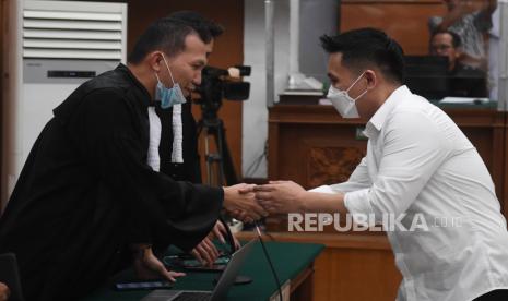 Terdakwa kasus dugaan perintangan penyidikan pada kasus pembunuhan Brigadir Yosua, Chuck Putranto (kanan) berjabat tangan dengan jaksa penuntut umum usai sidang pembacaan putusan di PN Jakarta Selatan, Jakarta, Jumat (24/2/2023). Majelis hakim memvonis Chuck dengan pidana satu tahun penjara dan denda Rp10 juta subsider tiga bulan penjara. 