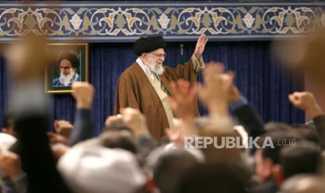 Pemimpin Spiritual Iran Ayatollah Ali Khamenei dalam sebuah seremoni di Teheran, Iran, 23 December 2023. 