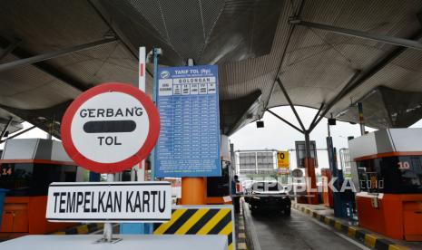 Penambahan Gardu Transaksi. Petugas bersiaga di gardu transaksi Gerbang Tol Palimanan, Cirebon, Kamis (26/11). Untuk meningkatkan layanan bagi pengguna jalan tol Cikopo-Palimanan (Cipali), ASTRA Tol Cipali melakukan penambahan 4 unit gardu satelit dengan 14 gardu utama, 7 Gardu Tol Otomatis (GTO), 3 gardu satelit arah Palimanan dan 5 arah Cikopo. Foto : Republika/Edwin Putranto (ilustrasi)