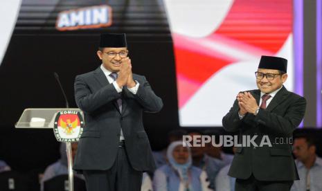 Capres-cawapres nomor urut 1 Anies Baswedan (kiri) dan Muhaimin Iskandar tiba di lokasi Debat Kelima Pilpres 2024 di Balai Sidang Jakarta Convention Center (JCC), Senayan, Jakarta, Ahad (4/2/2024). Debat tersebut bertemakan kesejahteraan sosial, kebudayaan, pendidikan, teknologi informasi, kesehatan, ketenagakerjaan, sumber daya manusia, dan inklusi. 