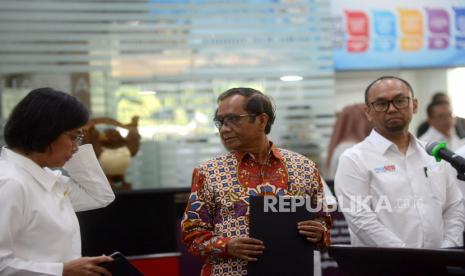 Ketua Komite Koordinasi Nasional Pencegahan dan Pemberantasan Tindak Pidana Pencucian Uang (Komite TPPU) Sekaligus Menko Polhukam Mahfud MD bersama Menteri Keuangan Sri Mulyani Indrawati (kiri) dan Ketua PPATK Ivan Yustiavandana (kanan) bersiap memberikan keterangan pers terkait penyampaian hasil rapat Komite Nasional TPPU di Gedung PPATK, Jakarta, Senin (10/4/2023). Dalam keterangan tersebut disampaikan 7 poin penting hasil rapat komite TPPU antara lain Komite akan segera membentuk Tim Gabungan/Satgas yang akan melakukan supervisi untuk menindaklanjuti keseluruhan LHA/LHP nilai agregat sebesar Rp349 triliun.