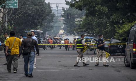 Petugas kepolisian membawa kantung jenazah di dekat lokasi terjadinya ledakan yang diduga bom di area Polsek Astana Anyar, Jalan Astana Anyar, Kota Bandung, Rabu (7/12/2022). Hingga saat ini petugas kepolisian masih menyelidiki kejadian ledakan tersebut. Republika/Abdan Syakura