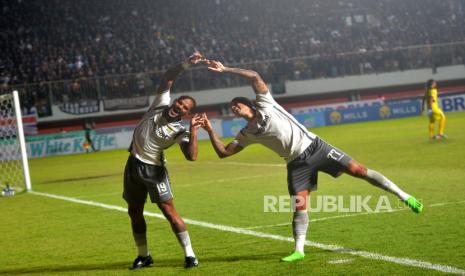 Penyerang Persib Bandung David Da Silva bersama Ciro Alves usai membobol gawang PSS Sleman pada pertandingan Liga 1 2022 di Stadion Maguwoharjo, Sleman, Yogyakarta, Jumat (19/8/2022). Pada pertandingan ini tuan rumah PSS mengakui keunggulan Persib dengan skor 0-1. Gol tunggal Persib dicetak Da Silva.