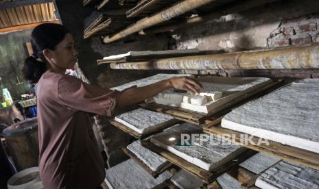 Pekerja memproduksi tahu dari bahan kedelai di salah satu sentra produksi tahu di Kabupaten Batang, Jawa Tengah, Senin (10/8/2020). Menurut salah satu produsen, produksi tahu menurun sekitar 50 persen dari rata-rata 200 kuintal per hari menjadi 100 kuintal akibat naiknya harga kedelai impor karena pandemi COVID-19. 