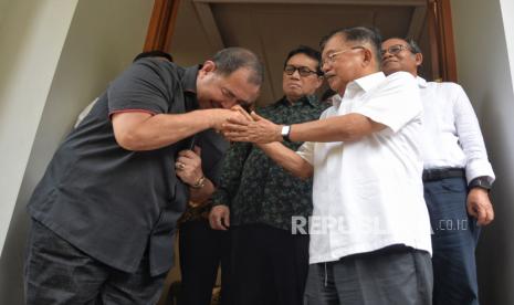 Pendeta Gilbert Lumoindong berjabat tangan dengan Ketua Umum Dewan Masjid Indonesia (DMI) Jusuf Kalla (JK) usai melakukan pertemuan di kediaman JK, Kebayoran Baru, Jakarta, Senin (15/4/2024). Dalam kesempatan tersebut Pendeta Gilbert meminta maaf kepada seluruh masyarakat Indonesia khususnya umat Islam atas kegaduhan yang terjadi akibat ceramahnya yang menyinggung soal salat dan zakat dalam Islam. Pendeta Gilbert menyebut video ceramahnya yang viral di media sosial dan menimbulkan kegaduhan ini telah dipotong-potong dan tidak memuat penjelasan yang lengkap. Ia pun menegaskan tak bermaksud untuk mengolok-olok umat Muslim melalui ceramahnya tersebut.