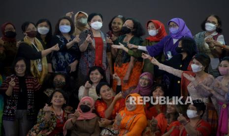 Ketua DPR Puan Maharani berfoto dengan kelompok dan aktivis perempuan di Gedung Nusantara IV, Kompleks Parlemen, Senayan, Jakarta, Jumat (22/4/2022). Dalam kesempatan tersebut kelompok dan aktivis perempuan memberikan apresiasi kepada DPR karena telah berhasil mengesahkan RUU Tindak Pidana Kekerasan Seksual (TPKS) menjadi Undang-Undang dalam rapat paripurna DPR lalu.Prayogi/Republika.