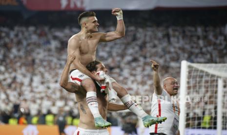 Pemain Eintracht Rafael Santos Borre (atas) merayakan dengan rekan satu timnya setelah mencetak gol penalti yang menentukan selama adu penalti final Liga Eropa UEFA antara Eintracht Frankfurt dan Glasgow Rangers di Seville, Spanyol, 18 Mei 2022. Eintracht Frankfurt menang 5-4 melalui adu penalti.