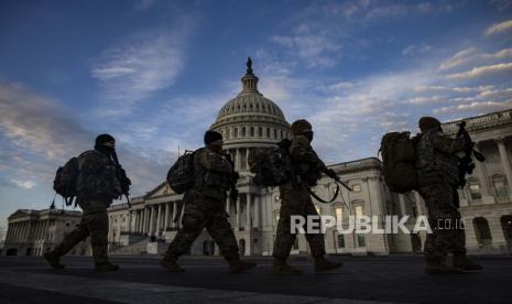 Pasukan Pengawal Nasional berbaris melewati gedung Capitol AS saat istirahat siang hari di Washington, DC, AS, Kamis (14/1). Setidaknya 20.000 pasukan Garda Nasional akan dikerahkan di Washington untuk mengamankan upacara pelantikan Presiden Amerika Serikat (AS) terpilih Joe Biden pada 20 Januari mendatang dan untuk mencegah terjadinya kemungkinan kekerasan dan kerusuhan yang lebih besar.EPA-EFE/SAMUEL CORUM