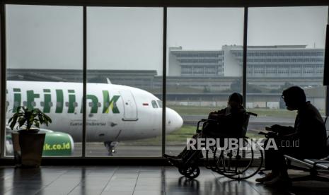 Sejumlah calon penumpang berada di area ruang tunggu di Bandara Husein Sastranegara, Kota Bandung, Rabu (19/5/2021). Setelah kebijakan larangan mudik selesai, Kementerian Perhubungan (Kemenhub) mencatat jumlah peningkatan penumpang transportasi umum hingga total 279 ribu penumpang pada Selasa (18/5/2021) atau naik 191,6 persen dibandingkan hari sebelumnya.Foto: Republika/Abdan Syakura