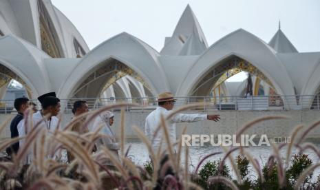  Masjid Raya Al Jabbar Ramadhan Ini akan Padat Kegiatan Ceramah. Foto:  Gubernur Jawa Barat Ridawan Kamil meninjau Masjid Raya Al Jabbar, Gedebage Kota Bandung, Senin (20/3). Setelah ditutup beberapa waktu lalu untuk dilakukan perbaikan dan penyempurnaan di sejumlah titik, rencananya Masjid Al Jabbar akan dibuka kembali 1 Ramadhan 1444 Hijriah, menyesuaikan hasil sidang Isbat Kemenag RI.