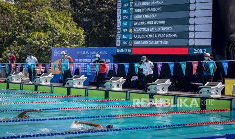 Sejumlah wasit perangkat pertandingan para renang ASEAN Para Games (APG) 2022 (ilustrasi). Berdasarkan jadwal, ada 21 nomor lomba yang diikuti kontingen Indonesia di cabang para renang APG 2022 sudah memasuki babak final, Senin (1/8/2022)