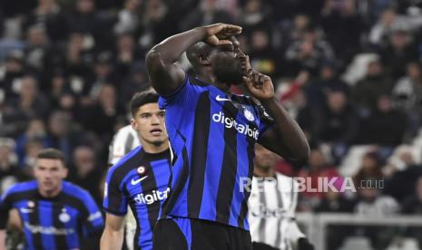 Pemain Inter Milan Romelu Lukaku memberi isyarat setelah mencetak gol dalam pertandingan sepak bola leg pertama semifinal Piala Italia antara Juventus dan Inter Milan, di Stadion Allianz, di Turin, Italia, Rabu (5/4/2023) dini hari.